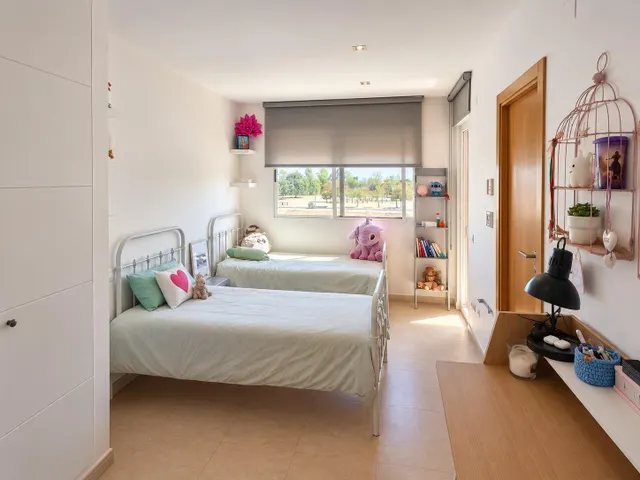 Ref- 08700 Salico presenta Adosado de 4 dormitorios con 80 m2 de terrazas y garaje en  Almazora centro — 33