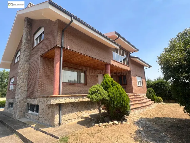 CHALET INDIVIDUAL EN RIBASECA CON PISCINA