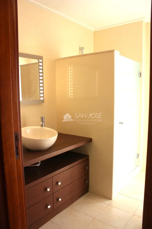 CHALET EN PRIMERA LINEA DE CAMPO DE GOLF, ALENDA GOLF, ALICANTE — 28