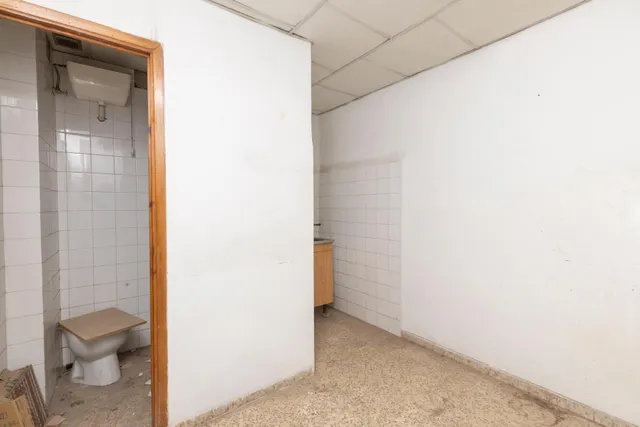⭐ LOCAL EN ESQUINA EN GRANADA CAPITAL – CREA TU PROPIO PROYECTO DESDE CERO — 7