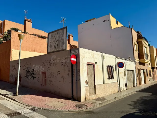 DOS INMUEBLES EN ESQUINA PARA CONSTRUIR TU CASA EN ALMERÍA – 103 m2 DE PARCELA — 2
