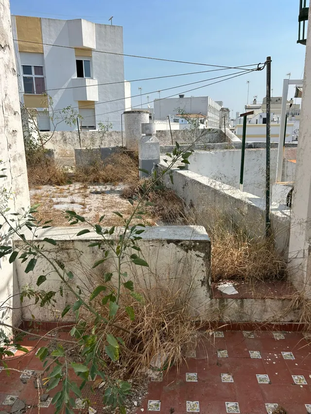 CASA DE DOS PLANTAS EN EL CENTRO PARA REFORMAR. - foto 2