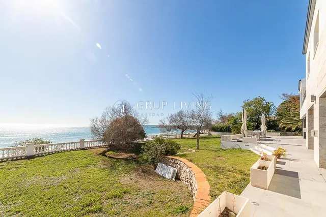 CASA EN PRIMERA LINEA DE MAR — 9