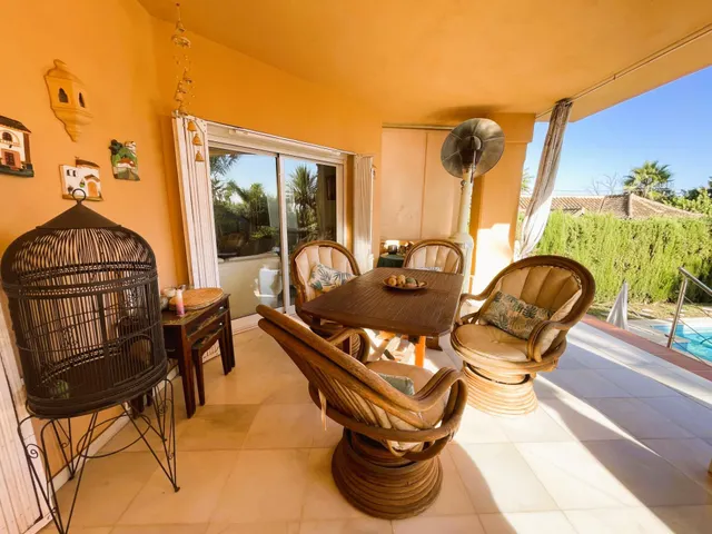 Villa en venta en Nueva Andalucía, Marbella, con vistas al mar y cerca de Puerto Banús — 3