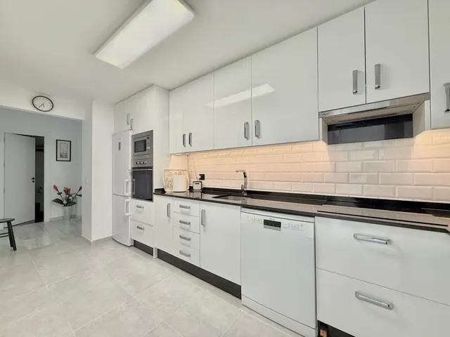 Apartamento de 2 dormitorios con terraza, piscina y garaje privado en las rampas, Fuengirola — 7