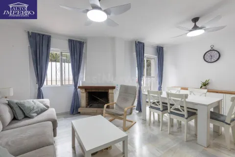 Casa independiente con piscina en La Zubia.
