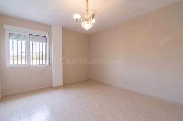 Casa en planta baja con cuatro naves y local — 29