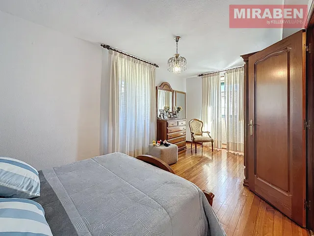CASA EN VENTA EN RIANXO CON PATIO Y HORREO — 11