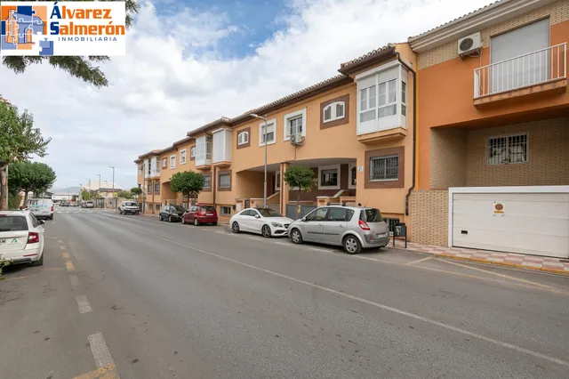 ¡Tu nuevo hogar te espera en Churriana de la Vega! Casa adosada con patio, garaje y futura parada de metro a pocos pasos. — 32