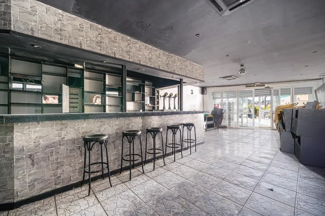 Se vende local comercial en Santa Ponsa con gran terraza y p