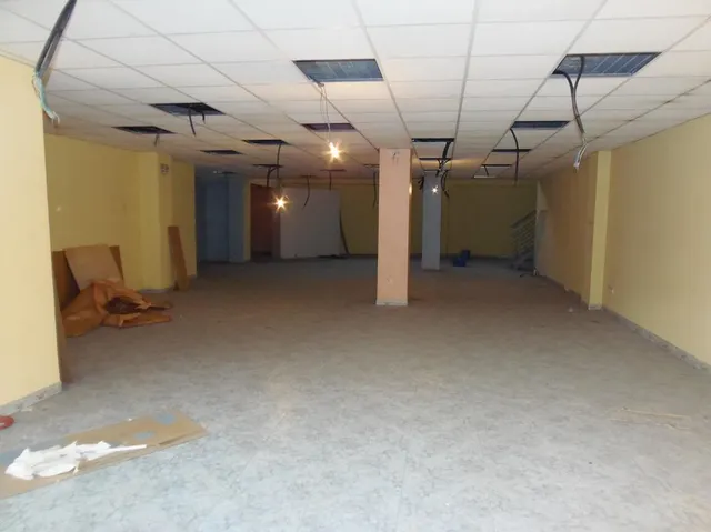 Se alquila local comercial con mucha fachada, muy cerca de El Corte Inglés y Parque Ribalta, frente — 11
