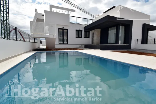 ¡ESPECTACULAR VILLA! A ESTRENAR CON PISCINA PRIVADA, TERRAZA - foto 2
