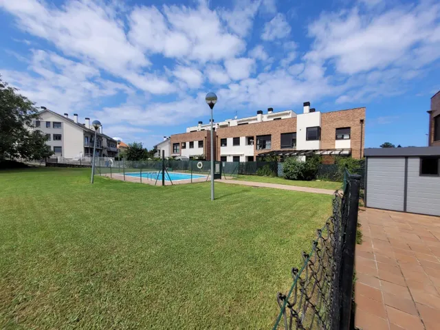 Se pone a la venta bajo con terraza y jardin  de dos habitaciones , garaje y piscina comunitaria — 25