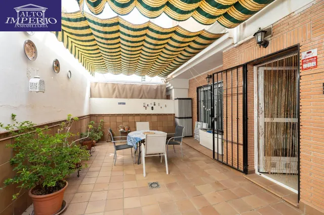 AMPLIA CASA ADOSADA DE 241 m2 CON 4 DORMITORIOS, GARAJE, SÓTANO, PATIO Y TERRAZAS — 19