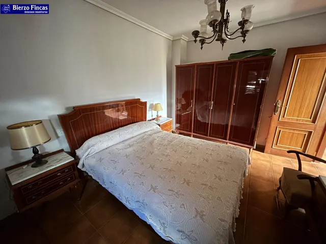 Se vende casa en Carracedelo — 28