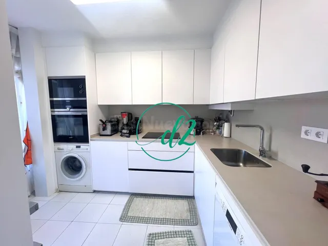 SE VENDE AMPLIO Y LUMINOSO PISO EN EL CENTRO DE LA CIUDAD. R