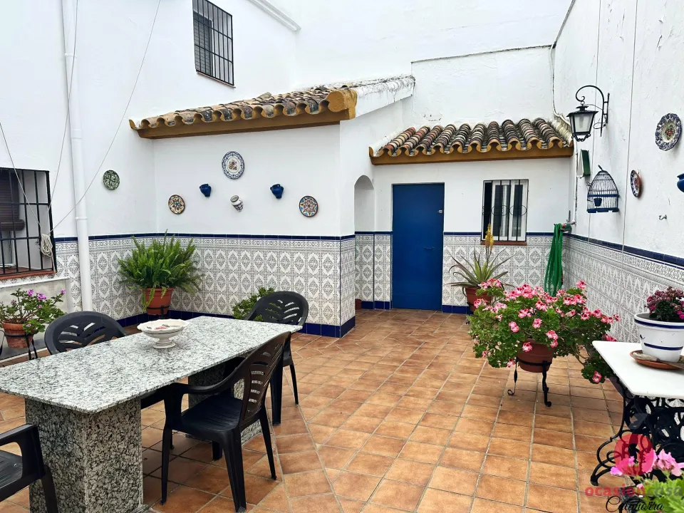 GRAN CASA JUNTO AL AYUNTAMIENTO DE ALMODÓVAR DEL RÍO - VISTAS AL CASTILLO