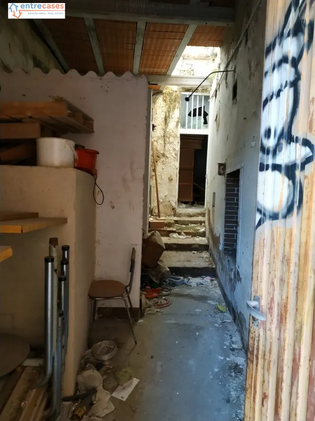 CASA PARA REFORMAR, EN ZONA CENTRO DE LA VALL, CON ACCESO A DOS CALLES. — 3
