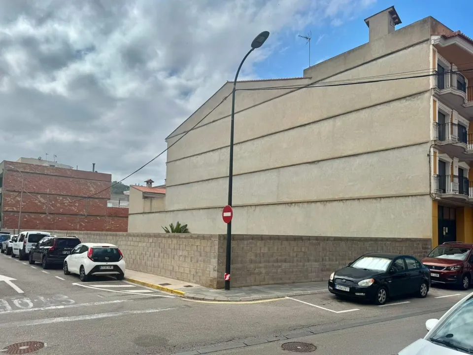 SOLAR EN CENTRO UBANO. OPCIÓN DE SEGREGACIÓN PARA CONSTRUIRSE UNA CASA. DESDE 100 M2.