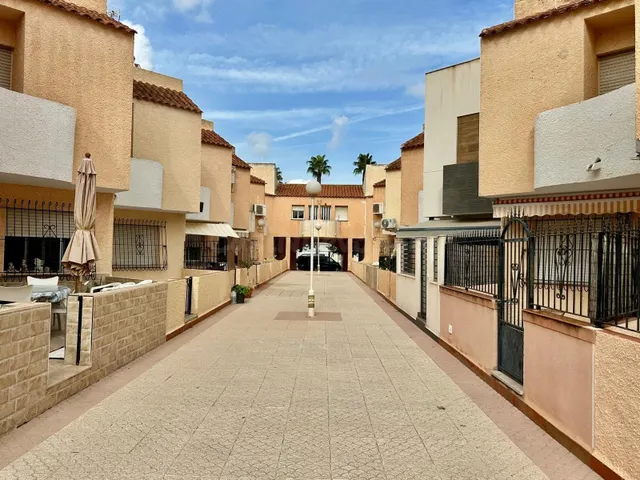 SE VENDE ADOSADO EN LOS NAREJOS, DOS habitaciones Y DOS ASEO