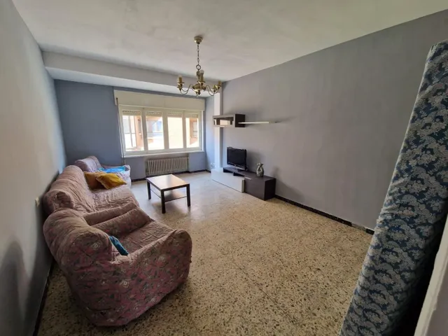 SE VENDE AMPLIO PISO DE TRES habitaciones EN VALENCIA DE DON JUAN, COCINA, SALÓN, BAÑO, DOS TERRAZAS — 5