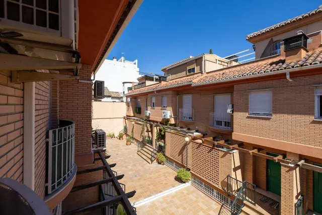 Espectacular casa unifamiliar en recinto cerrado en Granada capital — 22
