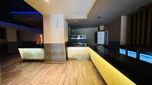 ¡Oportunidad única de inversión en la costa de Valencia! Se traspasa/vende excepcional local comercial con licencia definitiva de Pub en la codiciada Playa de Cullera. — 11