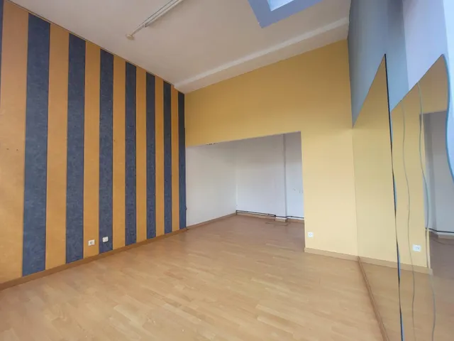 LOCAL COMERCIAL EN ASTILLERO DE 92 METROS — 2