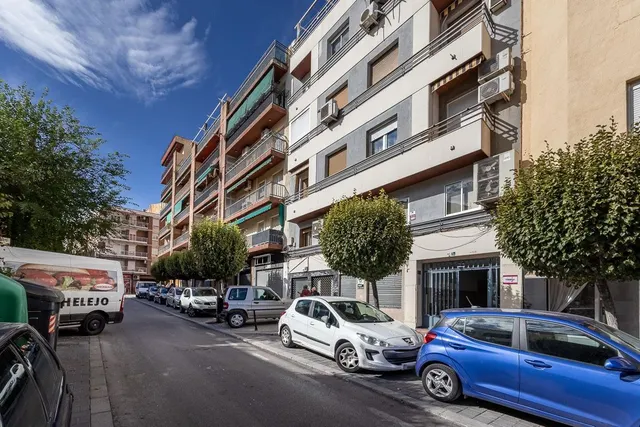 AMPLIO PISO JUNTO A EL CORTE INGLES EN JAEN — 36