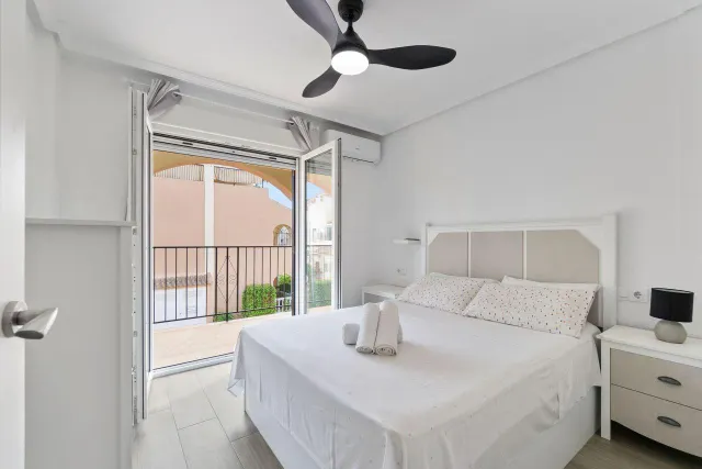 BONITA CASA ADOSADA EN ORIHULA COSTA:3 HAB, 1 BAÑO, 1 ASEO — 11