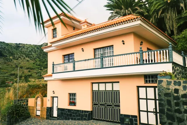 2 CASAS INDEPENDIENTES con 4 aptos. independientes - Tierra 