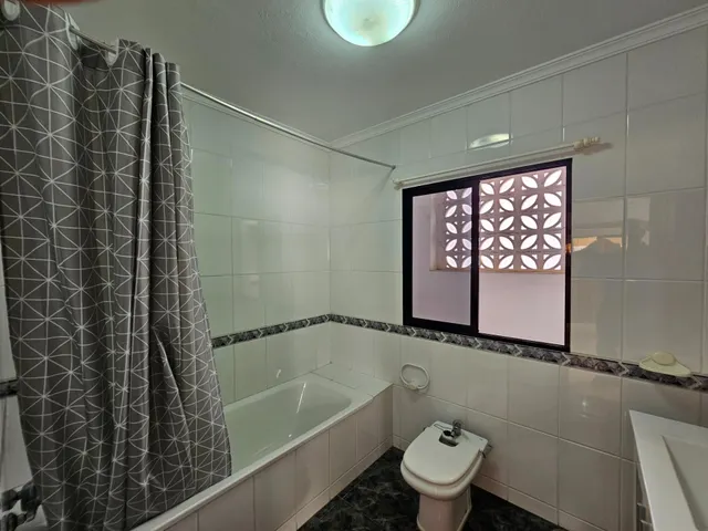 Chalet adosado en venta en Calle Misericordia — 32