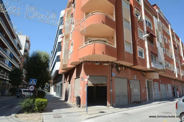 Local comercial a dos calles en Orihuela, frente a la plaza 