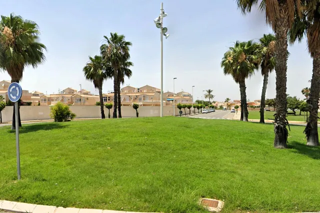 Bungalow reformado con 2 dormitorios, 1 baño y una amplia terraza frontal. Zona tranquila cerca de colegios y con buenas conexiones de transporte público. — 39