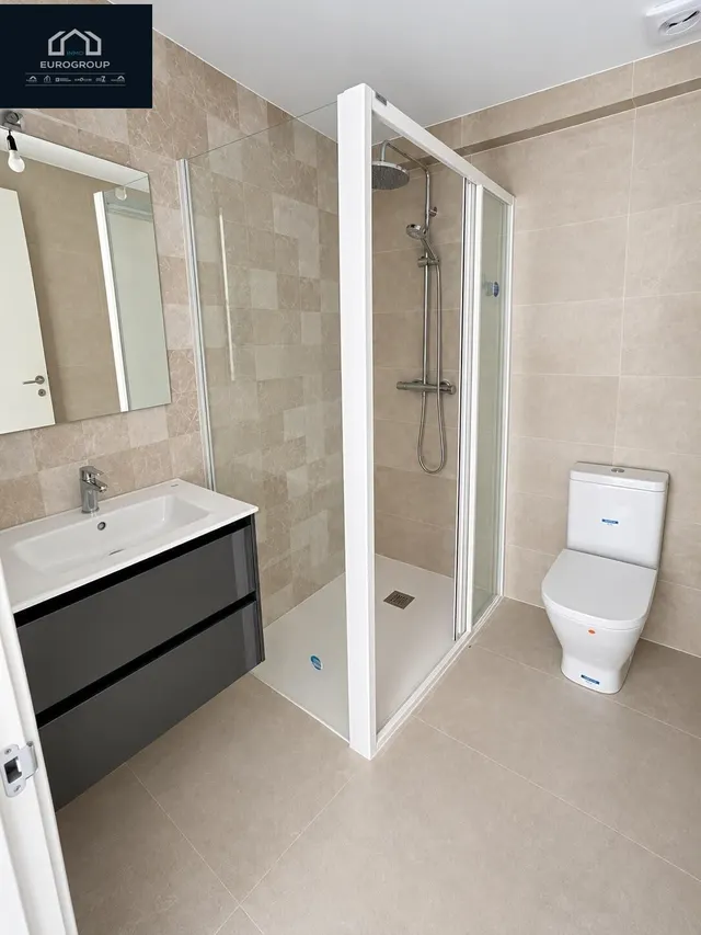 Impresionante chalet en perfecto estado, con 5 dormitorios y 3 baños, piscina privada y garaje con una parcela de 800m en el albir — 30