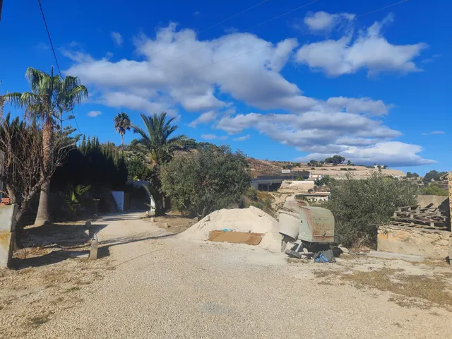 Parcela de 12.137 m2 con casa rústica habitable y bonitas vistas al mar y al Peñón de Ifach  - Benissa — 32