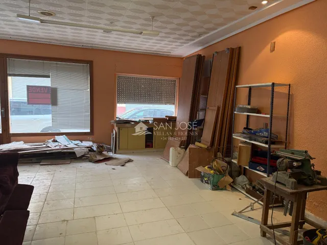 SE VENDE LOCAL COMERCIAL CON POSIBILIDAD DE CAMBIO DE USO — 3