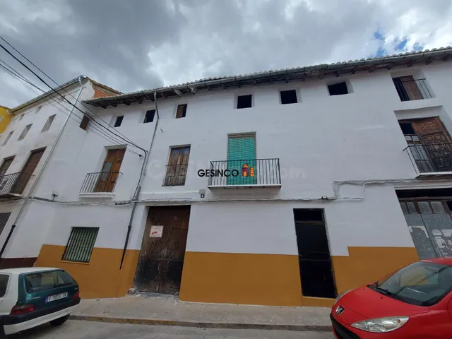CASA PARA REFORMAR CON AMPLIA FACHADA