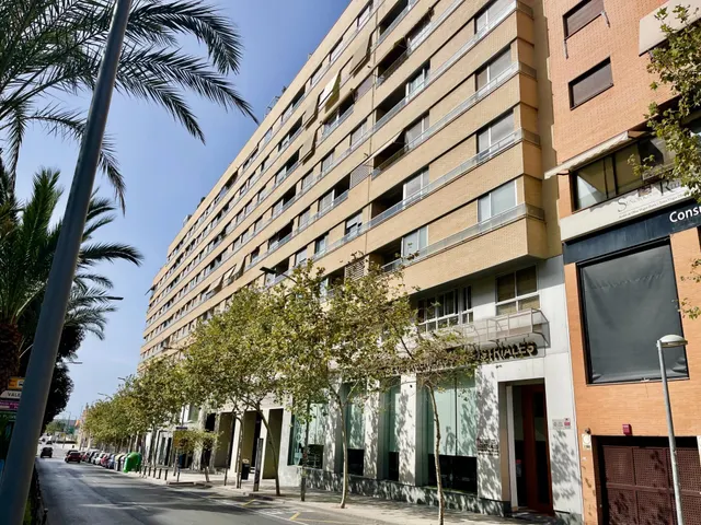 Muy buen piso de 4 Dorm. en Av. Oscar Espla — 40