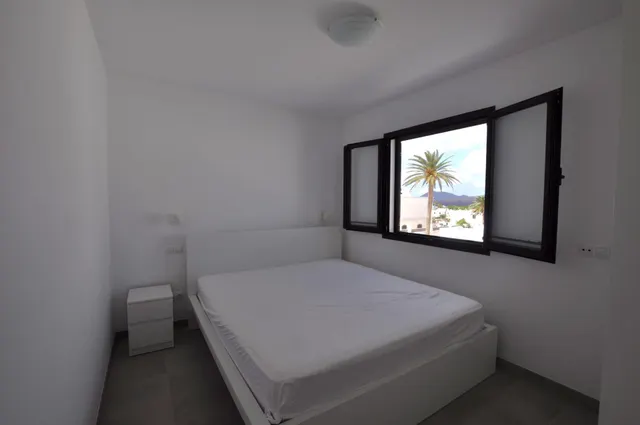 Casa semiadosada en esquina con vistas a los volcanes en Yaiza — 27