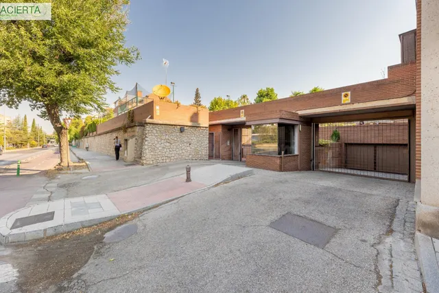 CHALET ADOSADO EN ZONA LA CALETA - foto 4