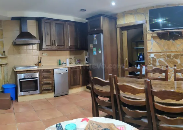 BONITO TRIPLEX EN MACAEL CON 3 DORMITORIOS, 3 CUARTOS DE BAÑ - foto 2