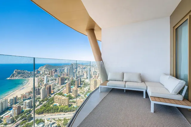 ÁTICOS DE LUJO EN BENIDORM CON INOLVIDABLES VISTAS AL MAR Y 