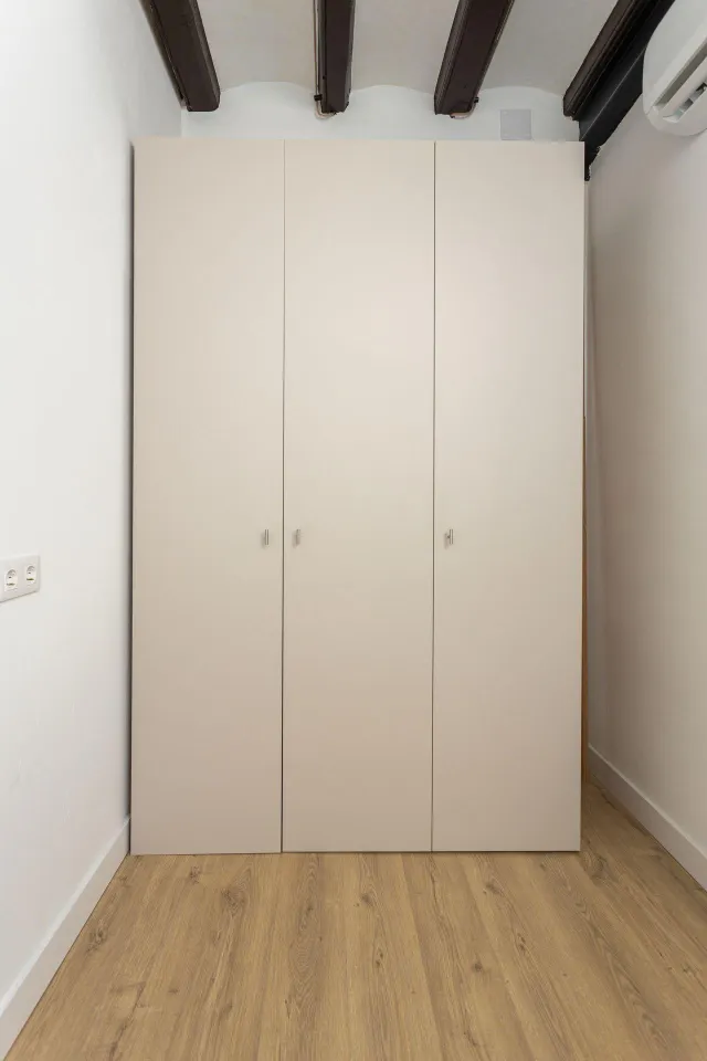 Piso reformado con 2 dormitorios y mobiliario a estrenar en el Raval, Barcelona — 22