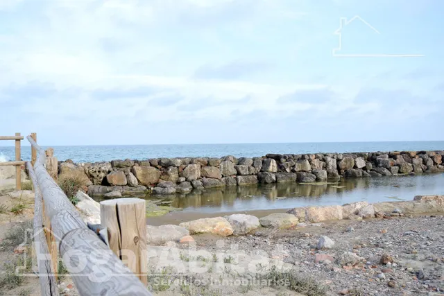 TERRENO URBANO EN PRIMERA LÍNEA JUNTO AL MAR — 47