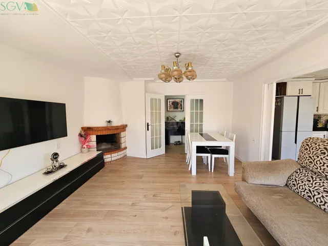 SE VENDE PRIMER PISO CON ASCENSOR Y LOCAL PRIVADO EN EL BARR