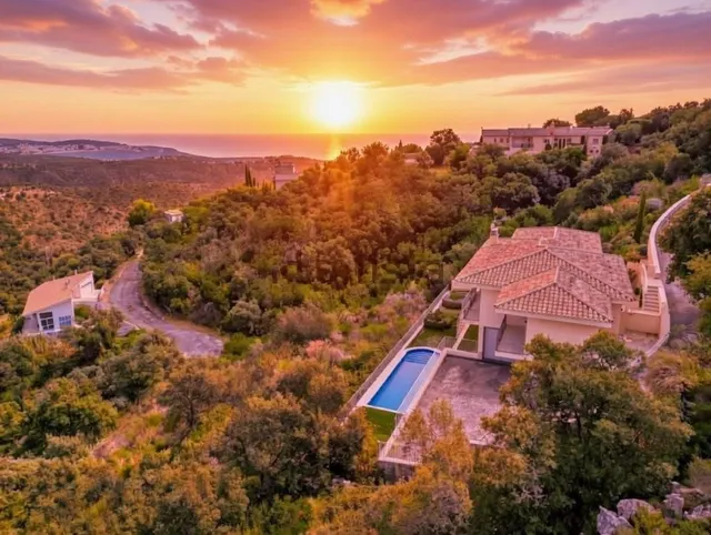 Espectacular villa con vistas panorámicas al mar en la exclusiva urbanización Mas Nou — 12