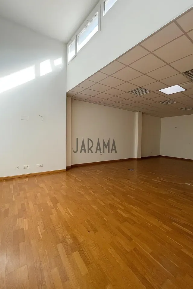 OFICINA CÉNTRICA EN ALQUILER — 7