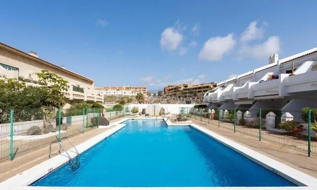 Planta baja con terraza acristalada, barbacoa, piscina y dos