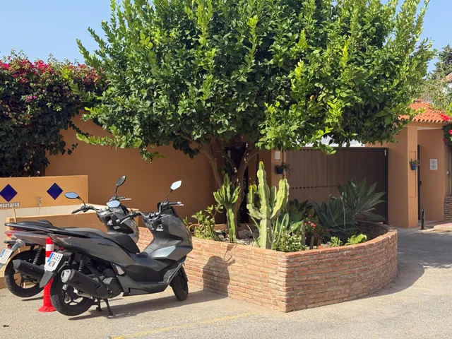 ADOSADO REFORMADO JUNTO A LA PLAYA EN ELVIRIA, MARBELLA ESTE — 28